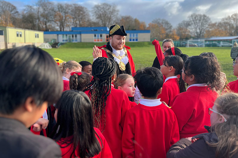 Mayor speaking to local children